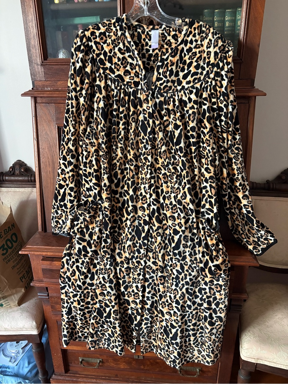 Secret Treasures: XL, NWOT, Leopard Print Long Sleeve Smock robe - Black & Tan